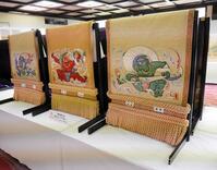 　展示される佐田の山の三つぞろいの化粧まわし