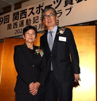 　第６９回関西スポーツ賞で特別・功労賞を受賞した吉田義男さんの長女・八田智子さん（左）と同賞を受賞した釜本邦茂さんの長男・釜本達生さん（撮影・中田匡峻）