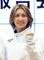 　笑顔でガッツポーズのフォルティウス・吉村紗也香（撮影・金田祐二）