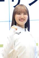 　笑顔でガッツポーズのフォルティウス・小林未奈（撮影・金田祐二）