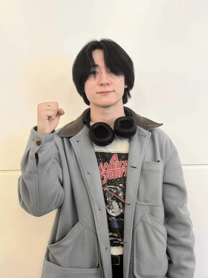 　羽田空港で取材に応じる戸塚優斗