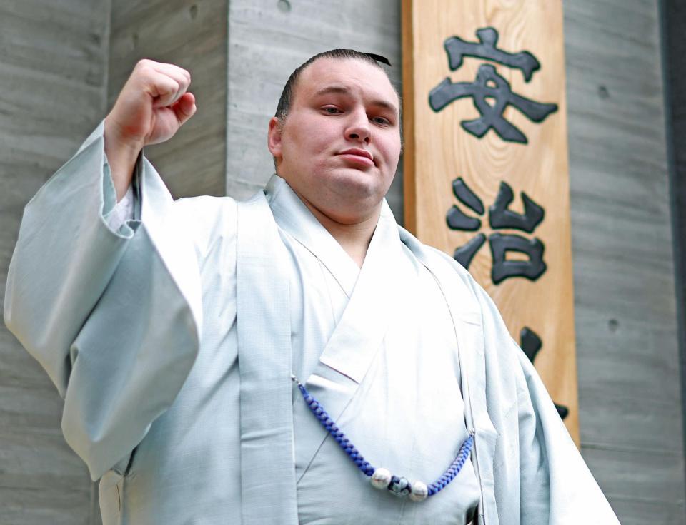 　初場所の番付が発表され、ポーズをとる新大関の安青錦