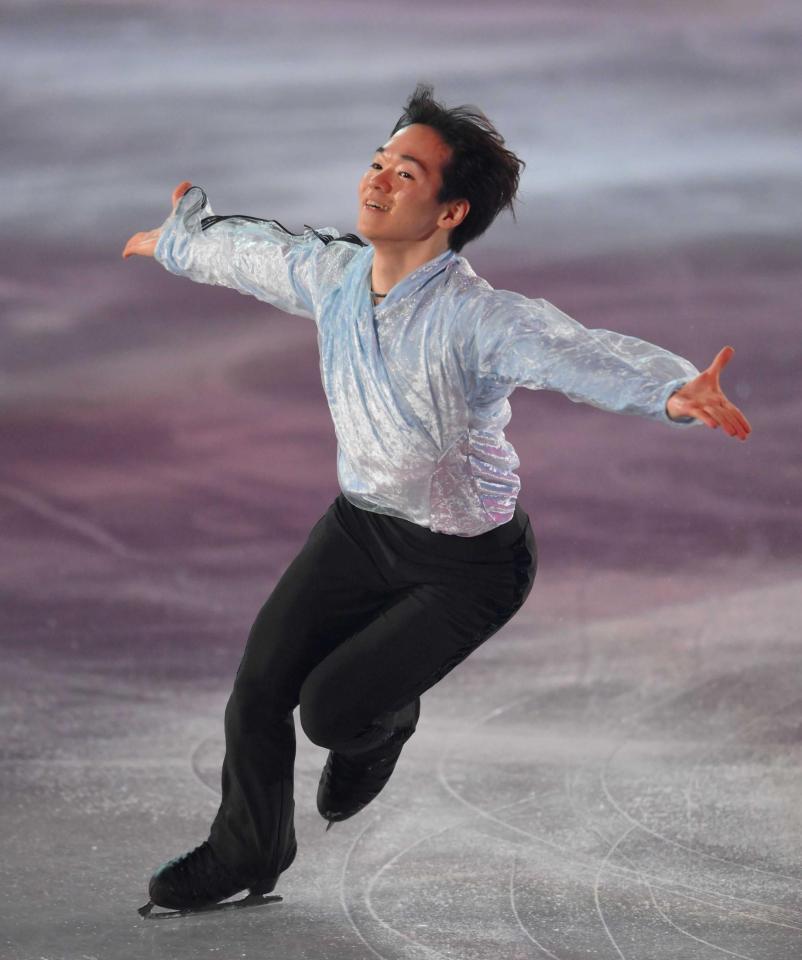 　メダリスト・オン・アイス２０２５で演技する鍵山優真
