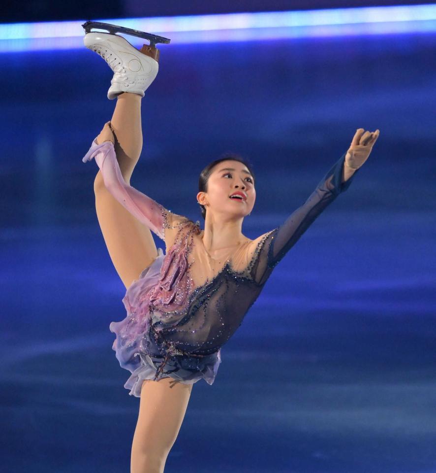 　メダリスト・オン・アイス２０２５で演技する千葉百音