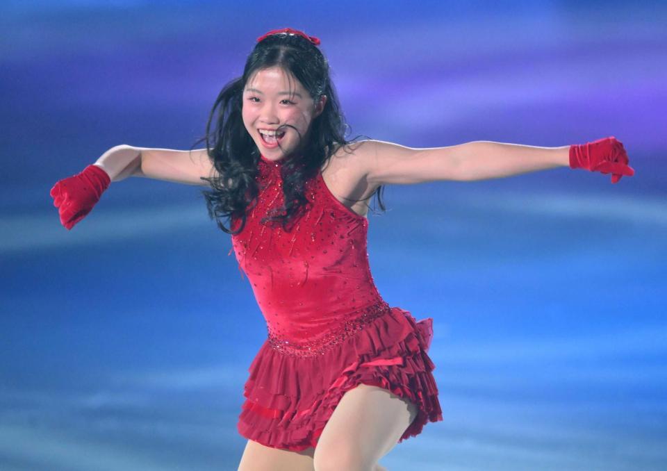 　メダリスト・オン・アイス２０２５で演技する可愛さを振りまく中井亜美