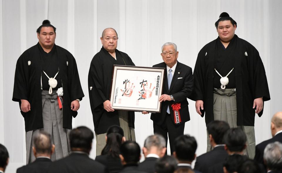 　山本道廣日本大相撲溜会会長（中央右）と記念撮影する八角理事長（同左）。左は豊昇龍、右は大の里（撮影・佐藤厚）