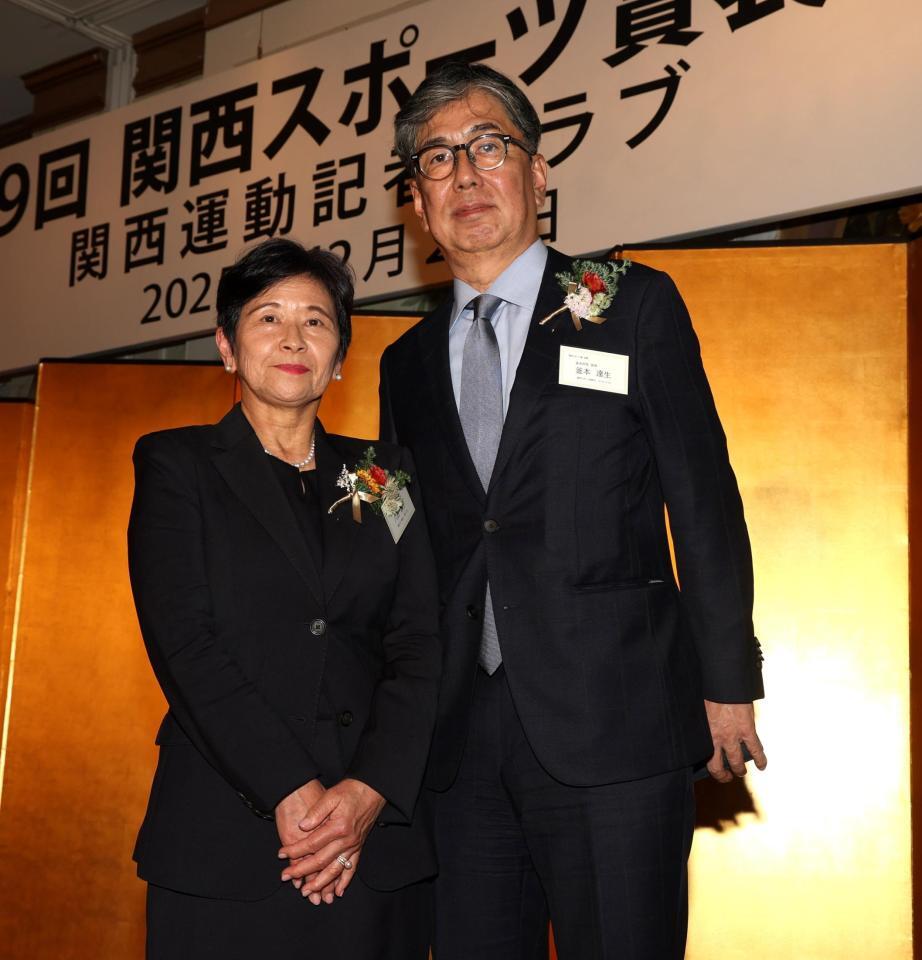 　第６９回関西スポーツ賞で特別・功労賞を受賞した吉田義男さんの長女・八田智子さん（左）と同賞を受賞した釜本邦茂さんの長男・釜本達生さん（撮影・中田匡峻）