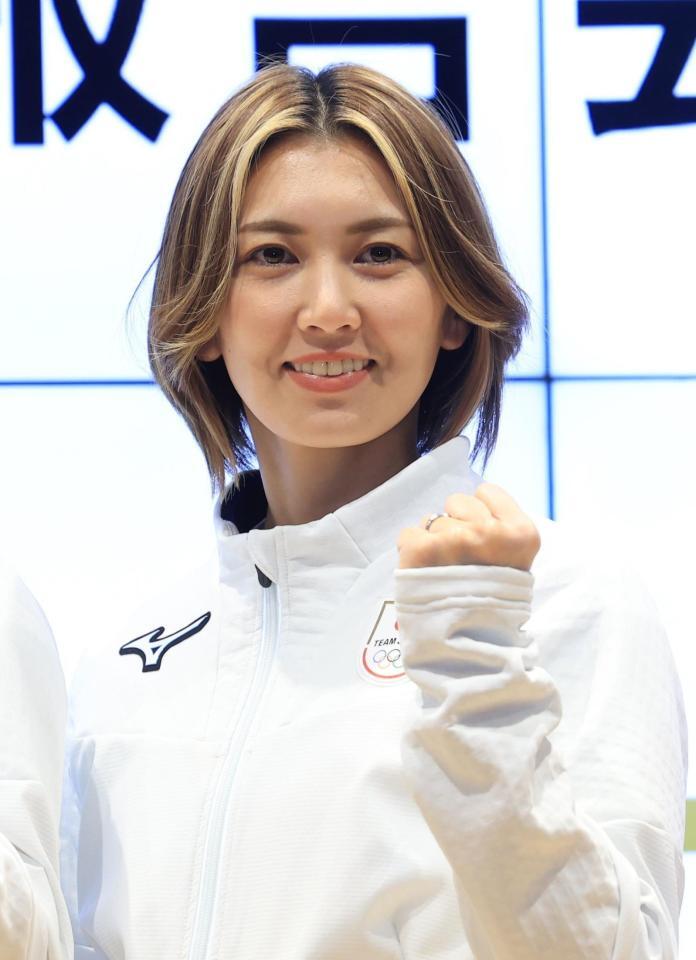 　笑顔でガッツポーズのフォルティウス・吉村紗也香（撮影・金田祐二）