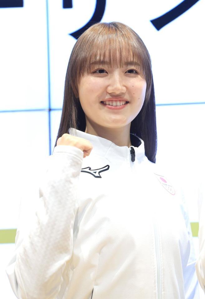 　笑顔でガッツポーズのフォルティウス・小林未奈（撮影・金田祐二）