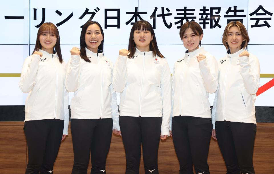 　笑顔で五輪出場を報告するフォルティウス（左から）小林未奈、近江谷杏菜、小谷優奈、小野寺佳歩、吉村紗也香（撮影・金田祐二）