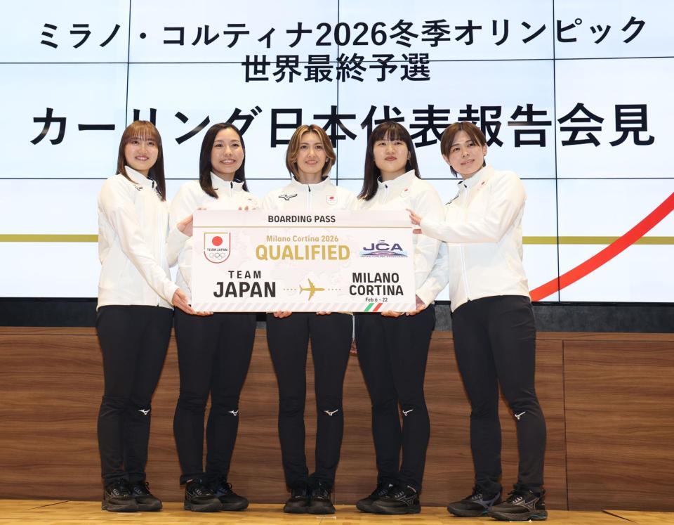 　笑顔で五輪出場を報告するフォルティウス（左から）小林未奈、近江谷杏菜、吉村紗也香、小谷優奈、小野寺佳歩（撮影・金田祐二）
