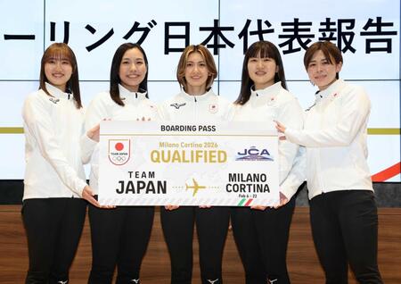 　笑顔で五輪出場を報告するフォルティウスの（左から）小林未奈、近江谷杏菜、吉村紗也香、小谷優奈、小野寺佳歩（撮影・金田祐二）