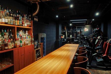 　ボトル棚の奥にマシンが並ぶ異空間の店内