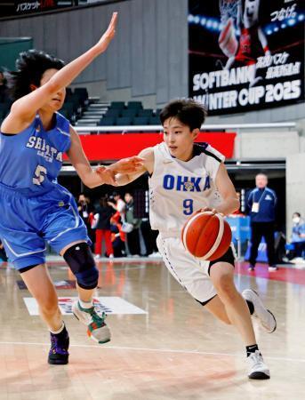 　桜花学園-柴田学園大柴田学園　第１クオーター、ドリブルで攻め込む桜花学園・竹内＝東京体育館