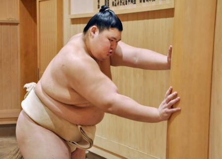 　稽古でてっぽうをする大の里＝茨城県阿見町の二所ノ関部屋