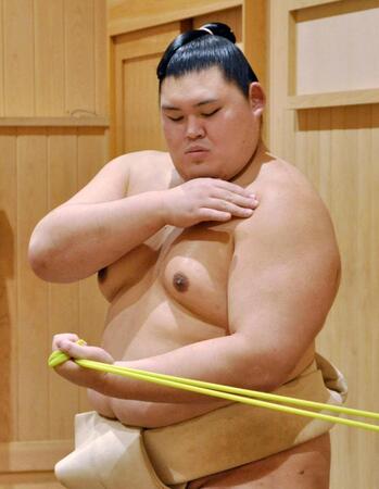 　稽古で左肩を鍛える大の里