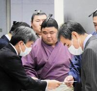 　力士会に参加した伯乃富士（中央）