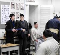 　力士会の開始を待つ伊勢ケ浜親方