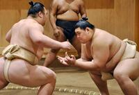 　稽古で立ち合いを確認する大の里（右）