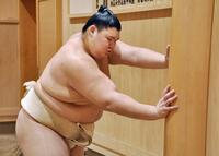 　稽古でてっぽうをする大の里