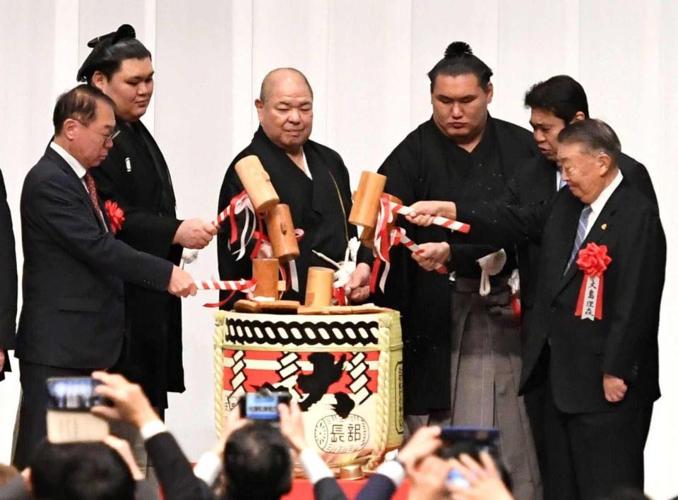 　来賓と鏡開きをする（左から）大の里、八角理事長、豊昇龍（撮影・佐藤厚）