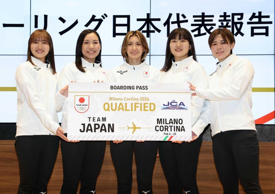 　笑顔で五輪出場を報告するフォルティウスの（左から）小林未奈、近江谷杏菜、吉村紗也香、小谷優奈、小野寺佳歩（撮影・金田祐二）