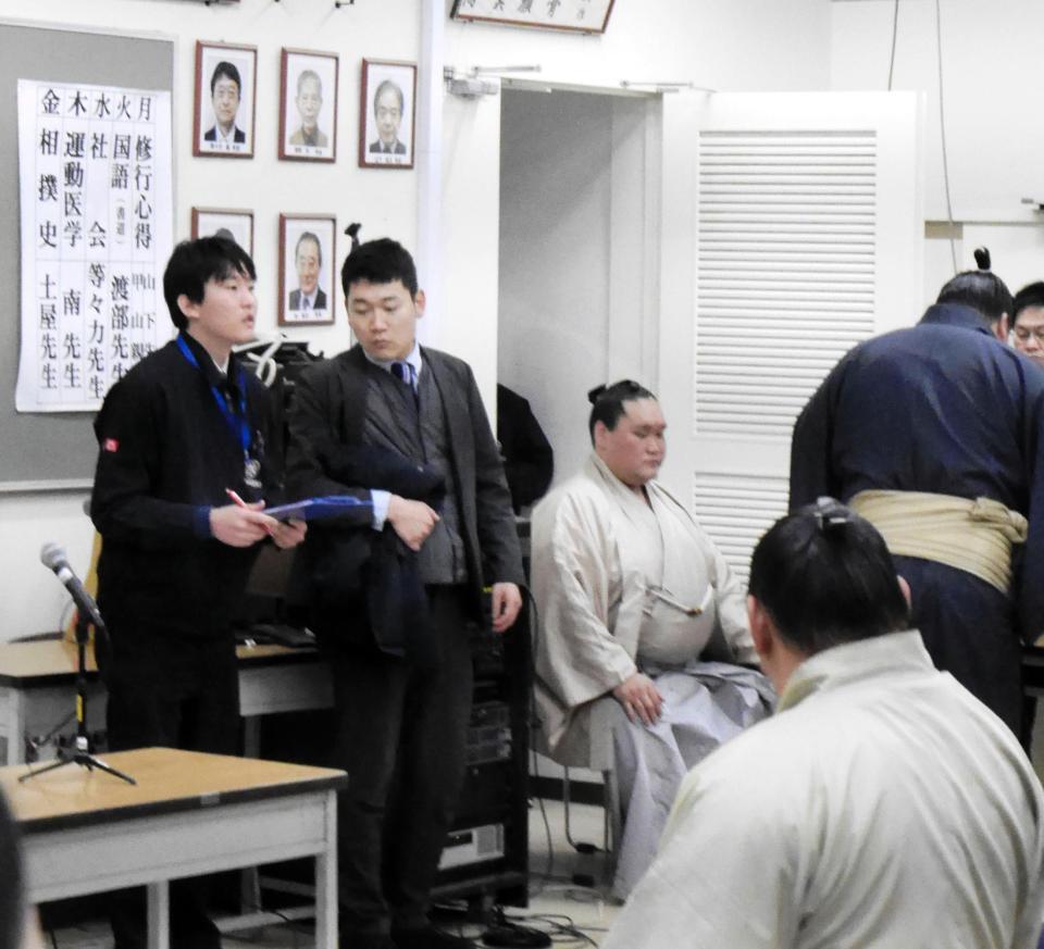 　力士会の開始を待つ伊勢ケ浜親方