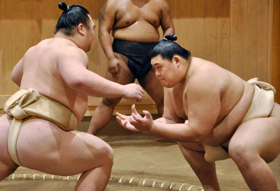 　稽古で立ち合いを確認する大の里（右）