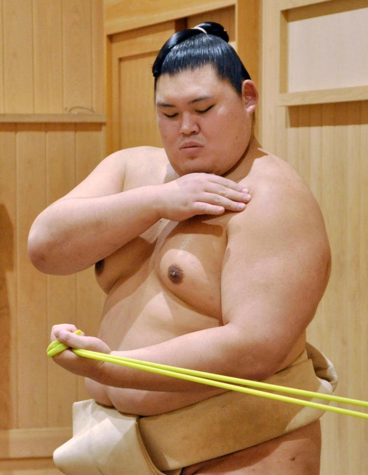 　稽古で左肩を鍛える大の里