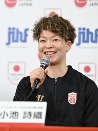 　アイスホッケー女子のミラノ・コルティナ冬季五輪の代表メンバーに選ばれ、記者会見する主将の小池詩織＝２５日、北海道苫小牧市