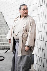 　力士会後に取材に応じる伊勢ケ浜親方