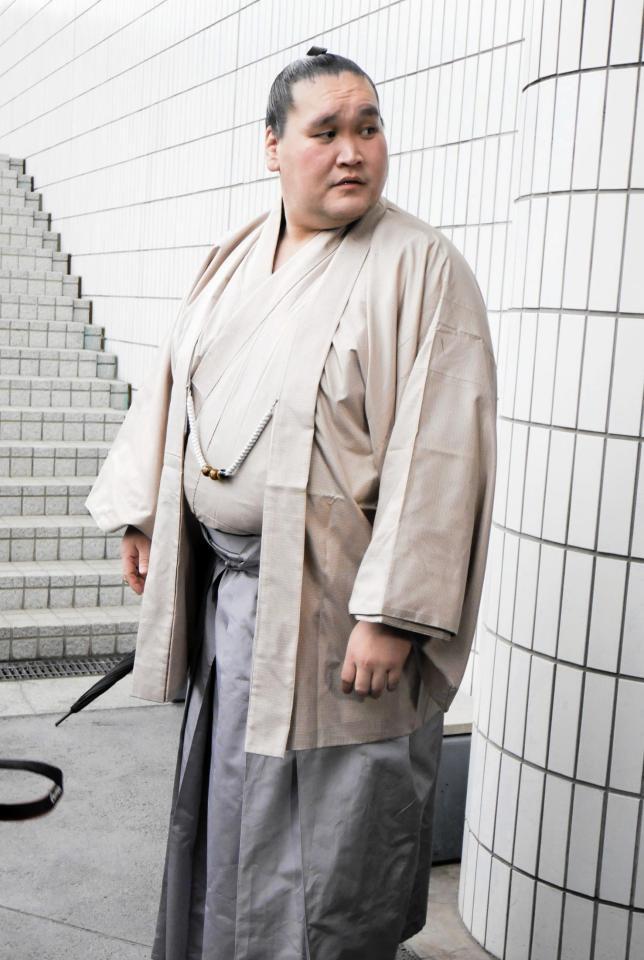 　力士会後に取材に応じる伊勢ケ浜親方