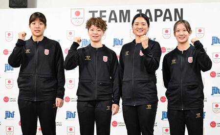 　アイスホッケー女子の五輪代表メンバーが発表され、写真撮影に応じる（左から）浮田、小池、細山田、輪島