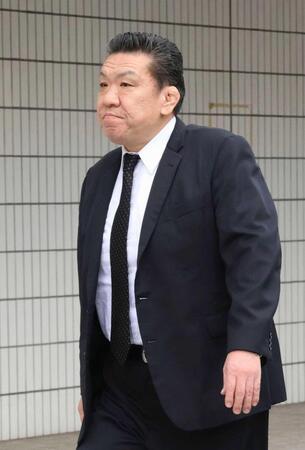 　師匠会を終え、両国国技館を後にする木瀬親方