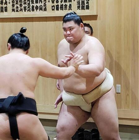 　稽古中、左肩の状態を確認する横綱大の里