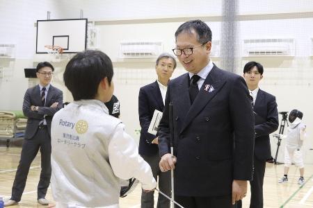 　東京都渋谷区の部活動の地域展開を視察するスポーツ庁の河合純一長官（右）＝２３日