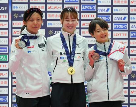 　女子５００メートルで優勝し笑顔の吉田雪乃（中）、２位の高木美帆、３位の山田梨央
