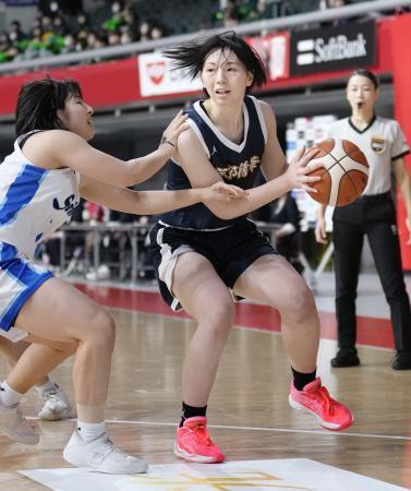 　精華女-京都精華学園　第１クオーター、攻め込む京都精華学園・坂口＝東京体育館