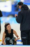 　レースを終えヨハン・デビットコーチ（右）と話す高木美帆