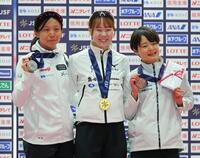 　女子５００メートルで優勝し笑顔の吉田雪乃（中）、２位の高木美帆、３位の山田梨央