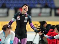 　レースを終え雄叫びを上げる新濱立也