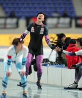 　レースを終え雄叫びを上げる新濱立也