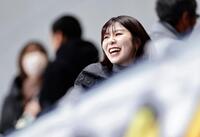 　新濱立也が２位となった男子５００メートルの表彰式を見守る、妻でカーリングの吉田夕梨花