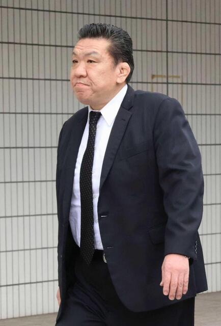 　師匠会を終え、両国国技館を後にする木瀬親方