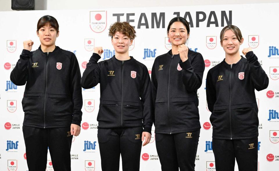　アイスホッケー女子の五輪代表メンバーが発表され、写真撮影に応じる（左から）浮田、小池、細山田、輪島