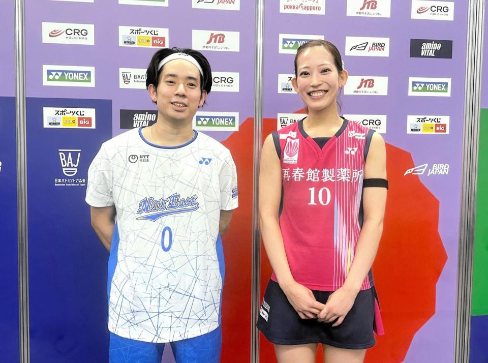 　混合ダブルス初戦で快勝発進を決めた松山（右）、緑川組