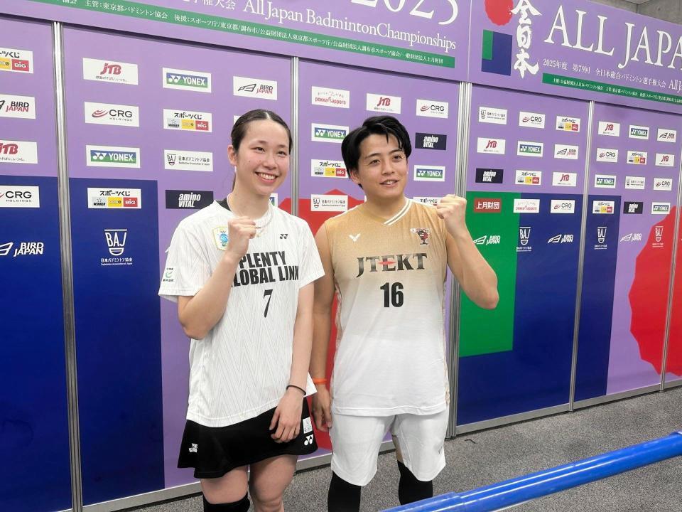 　ペアを組んだ斎藤夏（左）と古賀輝