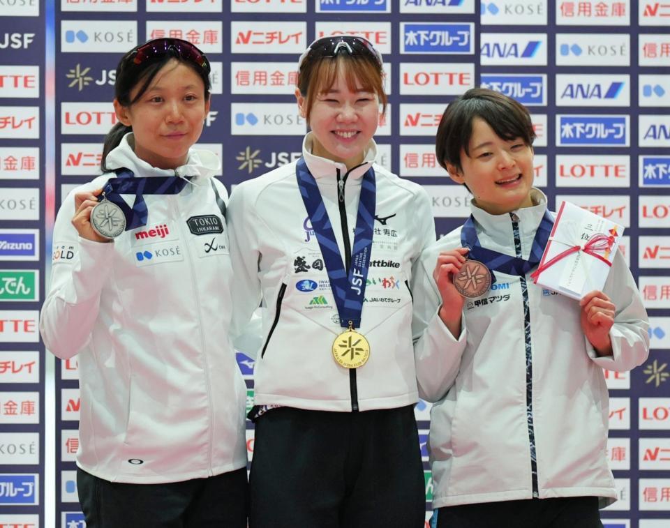 　女子５００メートルで優勝し笑顔の吉田雪乃（中）、２位の高木美帆、３位の山田梨央