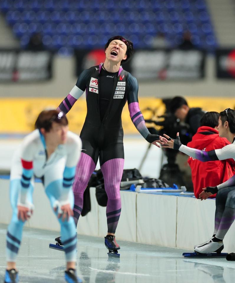 　レースを終え雄叫びを上げる新濱立也