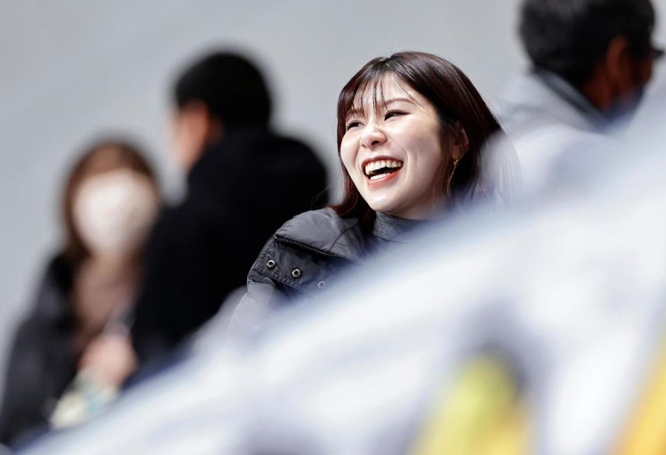　新濱立也が２位となった男子５００メートルの表彰式を見守る、妻でカーリングの吉田夕梨花